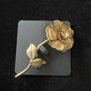 Vintage Gold Rose Brooch with Intricate Petal Design